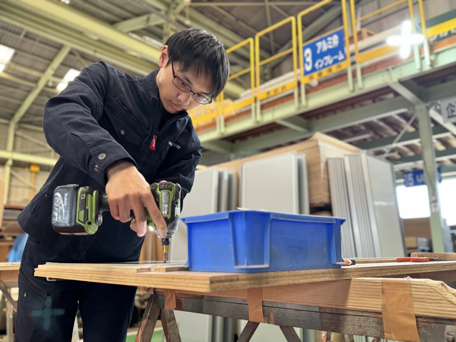 工場で作業する職人（写真No.1）